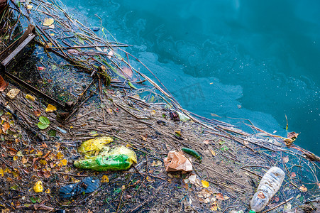 水资源污染旧垃圾和江面上的油污