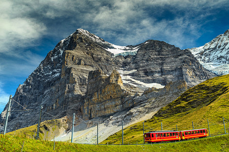 恩和摄影照片_电动观光火车和艾格尔峰北面对，伯尔尼高地瑞士