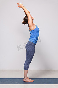 正在做Hatha Yoga asana Tadasana的妇女