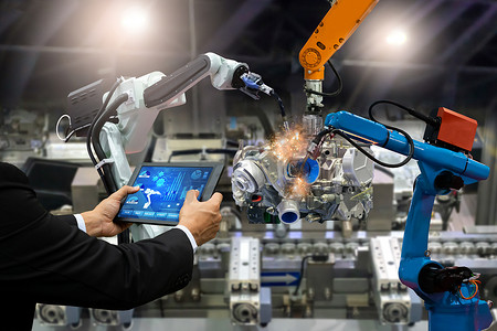 经理工程师触摸屏控制自动化机器人手臂生产工厂零件发动机制造行业机器人和机械臂