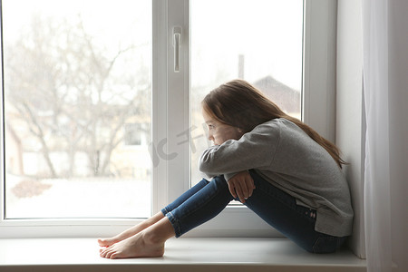寂寞凄凉的女孩在家里。自闭症、孤独的概念.