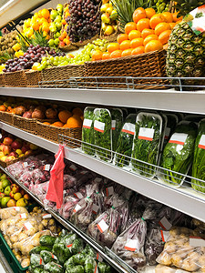 超市里有水果和蔬菜的部门.