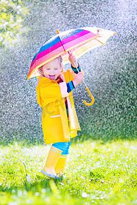 雨伞在雨中玩搞笑蹒跚学步