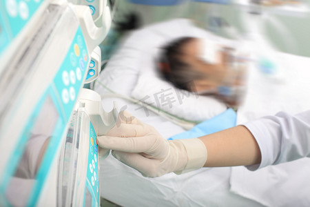 icu 设备。护士在病人附近 