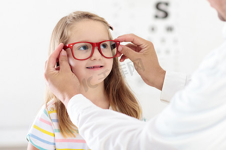 孩子眼睛视力测试。孩子在 optitian。孩子们的的眼镜.