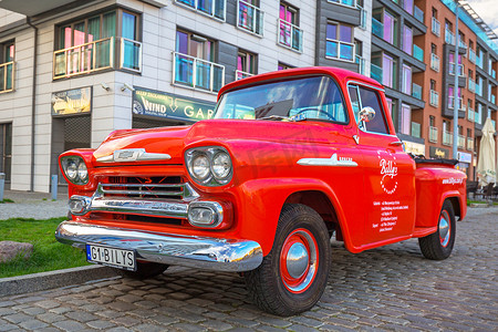 2018红色摄影照片_格但斯克, 波兰-2018年5月5日: 红色雪佛兰阿帕奇皮卡停放在老镇的 Gdanks, 波兰。雪佛兰 Apache 是一个经典的 Gmc 汽车制造自1958年.