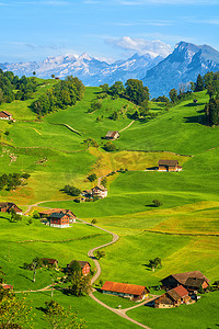 瑞士, 瑞士卢塞恩州, 绿意盎然的草地和阿尔卑斯山山峰, 田园风光乡村景观