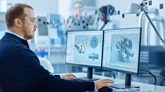 重工业工程师在个人电脑，屏幕显示CAD软件与3D原型的零排放引擎。具有高科技数控机床的工厂.