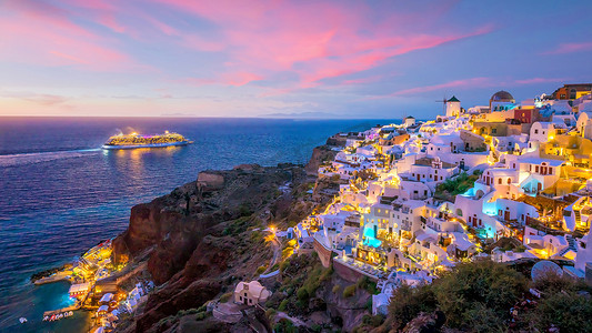 桑托里尼岛的黄昏美景。日落在著名的欧亚城，希腊，欧洲