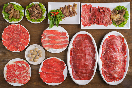 配餐背景,各种牛肉菜单,切碎的新鲜牛肉,炖牛肉,肉丸,火锅,寿司或蒸锅,木桌上的肉丸