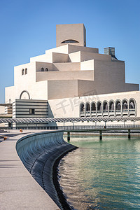 多哈, 卡塔尔-2018年1月9日-伊斯兰艺术现代建筑博物馆 (米娅) 在蓝天天, 冬季在多哈, 卡塔尔.