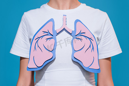部分视图的妇女在白色 t恤与纸制作的肺在蓝色背景