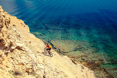 在海边步道山骑自行车的人骑自行车