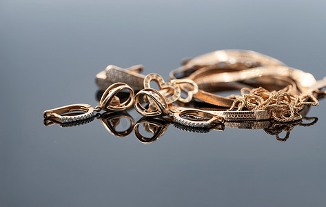 优雅的女人的黄金珠宝：耳环和项链