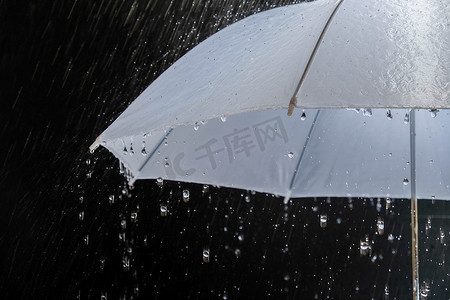 湿保护伞在暴风雨天气与自然雷暴, 在黑色背景,