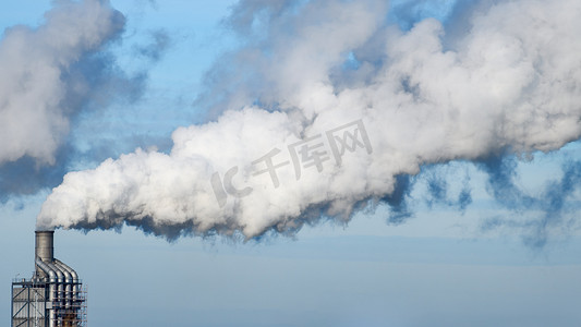 工厂的烟囱向大气排放废气污染.CO2和温室气体排放.