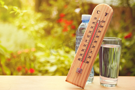 温度计上夏天的一天显示附近 45 度
