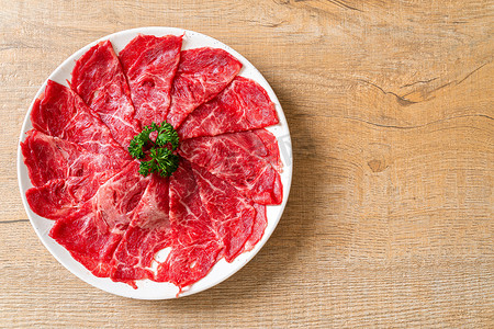 新鲜牛肉片，带有大理石质感，可供寿司、沙布或雅典娜食用