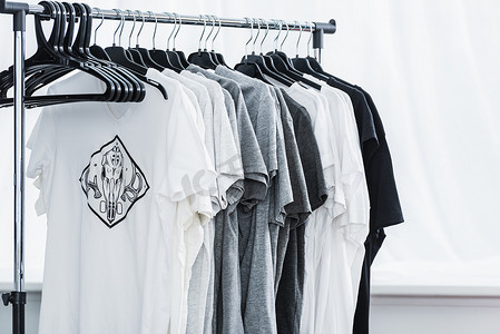 服装设计工作室衣架上印花 t恤的选择性聚焦 