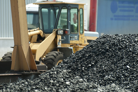 挖掘机和煤炭桩