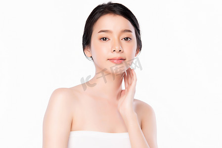 洁净摄影照片_形象美丽的年轻亚洲女人洁净新鲜裸露的皮肤概念。 亚洲女孩美容美发面对肌肤护理与健康、面部护理、完美肌肤、自然妆容、白种人背景.
