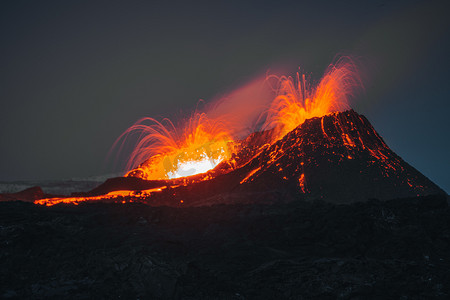 2021年冰岛火山爆发。Fagradalsfjall火山位于Grindavik和Reykjavik附近的Geldingadalir山谷。从火山口喷出的热熔岩和岩浆.