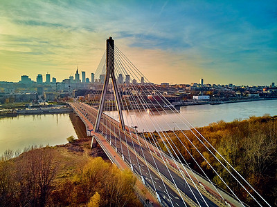 bridge摄影照片_美丽的全景空中王座桥（英语：Beautiful panoramic aerial dsrone view to Swetokrzyski Bridge，缩写：Holy Cross Bridge）是一座位于波兰华沙维斯瓦河上的斜拉桥，于11月下旬日落时分建成