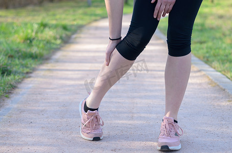 年轻女子慢跑者患有小腿抽筋