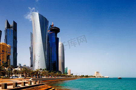 海滨长廊摄影照片_多哈滨海大道是一条海滨长廊在多哈，卡塔尔