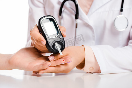 医生的短图像测量患者血液中葡萄糖的水平与血糖仪查出的白, 糖尿病概念