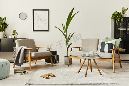 现代内饰的复古概念与设计沙发，扶手椅，咖啡桌，植物，模拟海报地图，地毯和个人配件。客厅的风格华丽的家居装饰.
