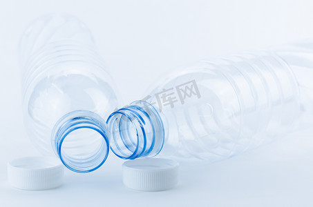 没有水的透明的塑料矿泉水瓶。