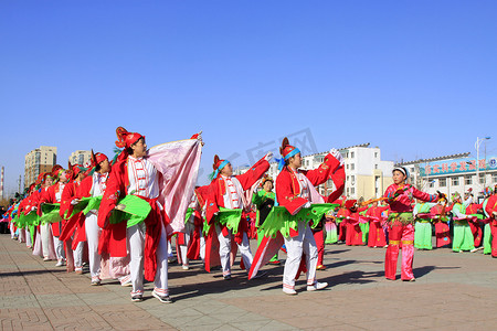人们穿着五彩缤纷的衣服，扬科舞表演在20世纪40年代