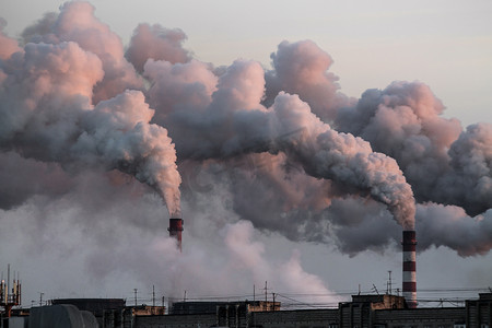 有浓烟的工业烟囱造成空气污染问题
