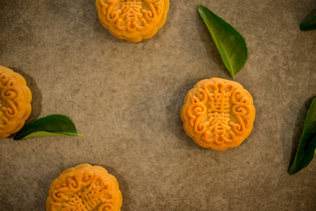 中秋节期间, 传统月饼提供给朋友或家人。Flatlay 表在暗背景上的顶部视图。月饼中的汉字代表英语中的 