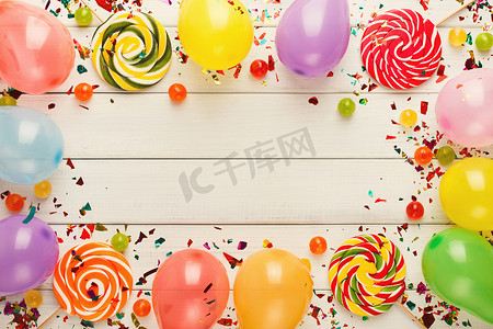 彩色气球摄影照片_彩色气球白色仿古木, 生日背景, 顶部视图