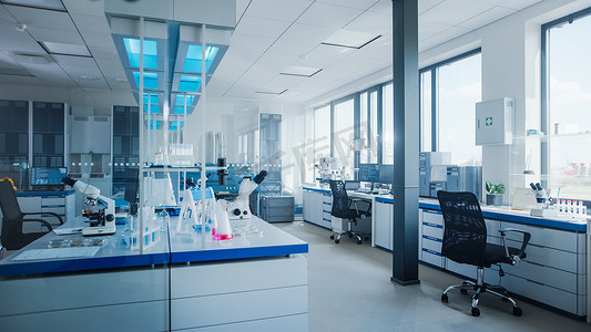 拥有计算机、显微镜、玻璃器皿及生化物品的现代医学研究实验室。科学实验室生物技术开发中心充满高科技设备.
