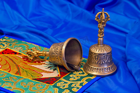 两个藏族礼节响铃