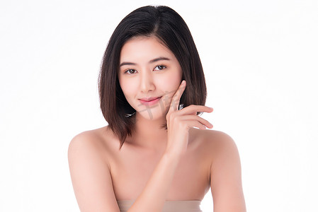 形象美丽的年轻亚洲女人洁净新鲜裸露的皮肤概念。 亚洲女孩美容美发面对肌肤护理与健康，面部护理，完美肌肤，自然妆容，白底.