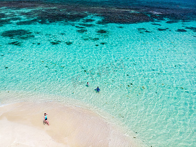 空中无人机鸟瞰小型热带 Mopion 岛沙洲、绿松石加勒比海和圣文森特和格林纳丁斯儿童家庭