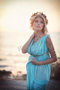 希腊女神摄影照片_对古遗址附近日落的希腊风格的女人.