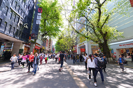 广州，中国-2017 年 4 月 2 日︰ 2017 年 4 月 2 日在广州市北京路。著名的购物街，与许多商店和餐馆沿这条路.