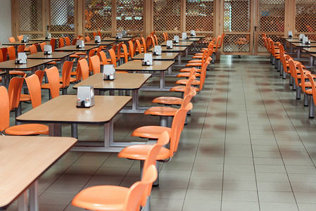 食堂或食堂的内部。学校餐厅。有椅子和桌子的工厂餐厅，没有人。现代自助餐厅内部。现代学校干净的食堂。饭厅.