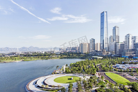 深圳湾和建筑的天际线。新物业发展及城市公园.