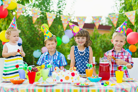 幼儿的户外生日聚会