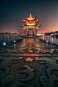 点亮了杭州西湖的古吉县馆。所有的中文词语都只是自我介绍，意思是没有广告的鸡心馆.