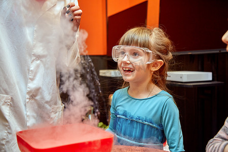 儿童化学表演。教授在生日小女孩身上用液氮进行化学实验.