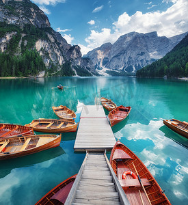 Lago di Braers Lake, Dolomite Alps, Italy.湖上的船意大利白云岩阿尔卑斯山的风景。Pragser Wildsee -图像