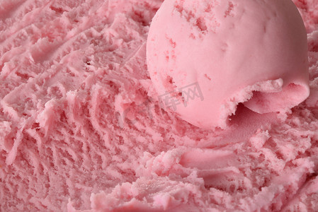 球冰淇淋摄影照片_草莓冰淇淋球冰淇淋容器顶部细节