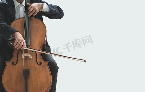 专业大提琴演奏家，他演奏乐器